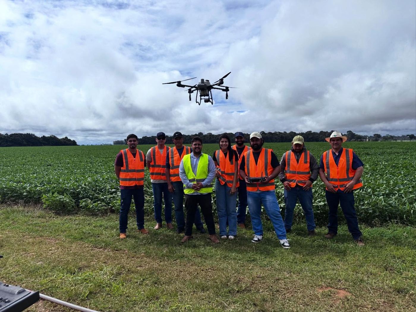 Turma do curso de piloto de drone agrícola em aula prática